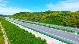 田野风公路护坡打造“绿色长廊”美景
